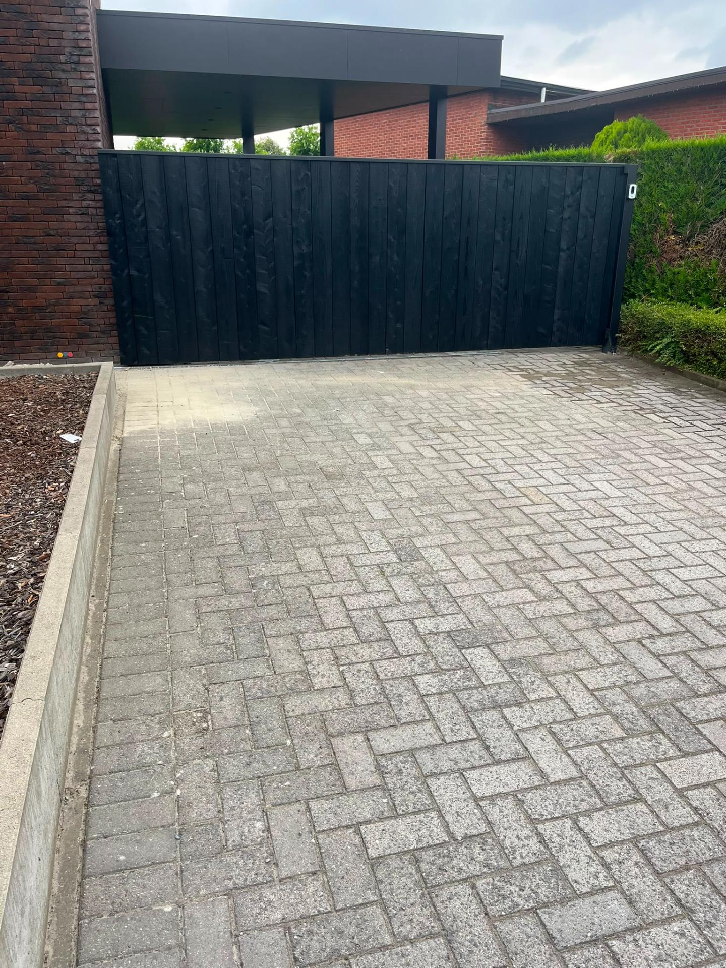 Zwarte gesloten poort